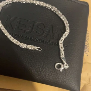 Kejsar armband 3 mm, äkta silver  - Den är i mycket bra skick, har aldrig vänt den. Säljer för ett bra pris 700 kr på deras hemsida kostar den 999kr.