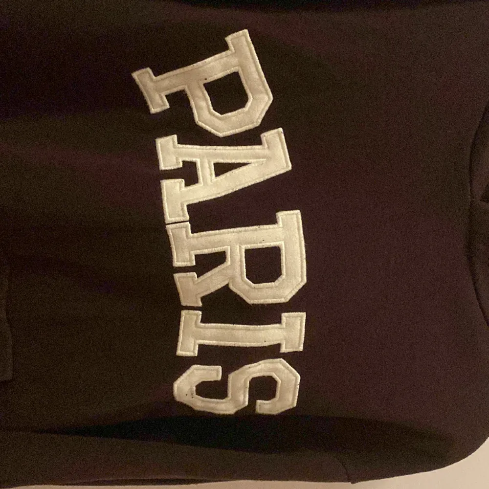 Mörk brun hoodie med text där det står Paris . Från hm i storlek xs. Bra skick . Hoodies.