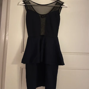 Klänning  - Snygg och elegant klänning i marinblå 😍