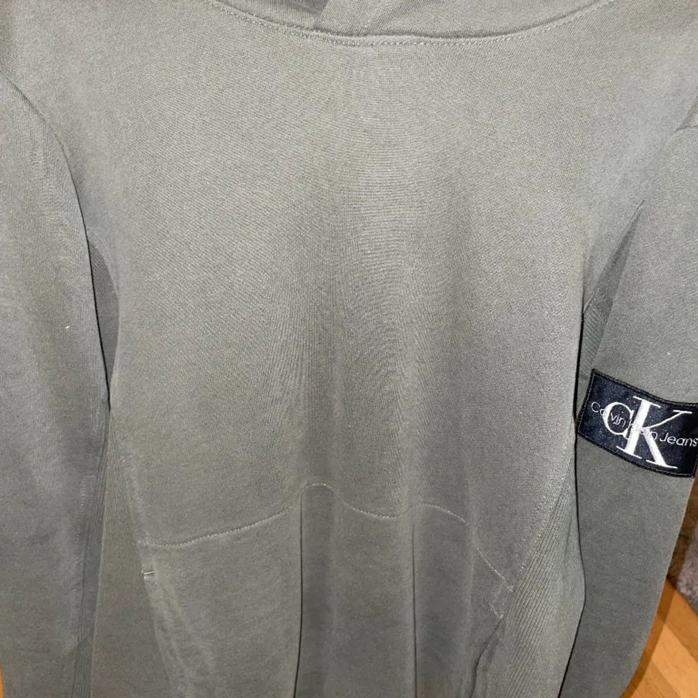 En fräsch Calvin Klein hoodie som är i nyskick, knappt använd. Skriv för fler bilder. Nypris 799 kr.. Hoodies.