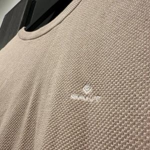 Gant sweatshirt - I princip helt ny gant sweatshirt i unik färg. Inga defekter alls och perfekt inför de kallare tiderna. Cond:9,5/10. Tveka inte vid någon fråga, köparen står för frakt📦