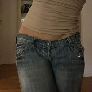 Säljer dessa snygga DG jeans då de har blivit för små för mig. Använd fåtal gånger och bra skick