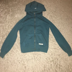 Peak performance zipup  - jätte fin vintage peak zipup,  inga snören vid luvan. ‼️DEN ÄR TURKOS‼️