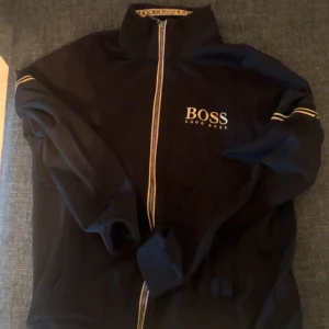 Hugo boss kofta - Snygg Hugo boss tröja för ett bra pris. Använd fåtal gånger.