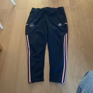 Adidas träningsbyxor - Large. Nya oanvända. 