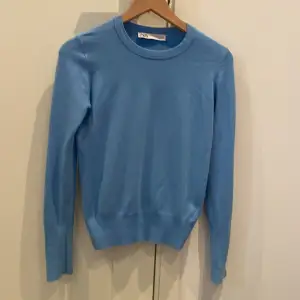 Säljer denna blå tröjan från Zara, storlek S, säljer den för att jag aldrig använder den längre💓
