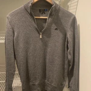 J.lindberg tröja  - Tja, super snygg och stilig J.lindberg tröja. Storlek M men den är liten så passar s. Nypris ca 1800