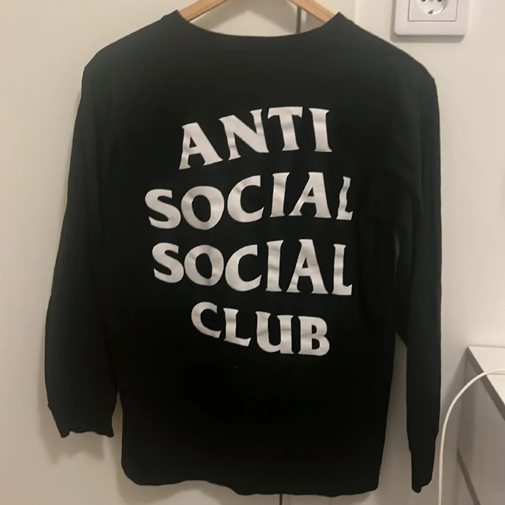 Jättecool anti Social social club tröja, säljer då den inte längre passar mig. Hoppas den får en ny ägare <3. T-shirts.