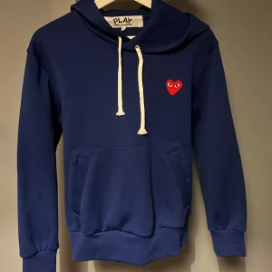  Comme des garçons hoodie  - Tjena! Säljer denna skit fräscha hoodie från comme des garçons.  Cond 8/10 