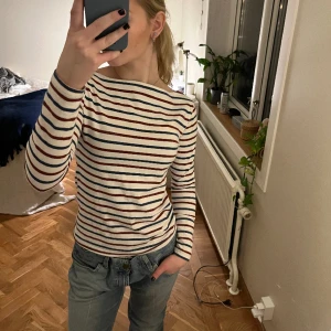 Supersöt randig tröja - En supersöt blå, röd och vit randig tröja! Bra skick