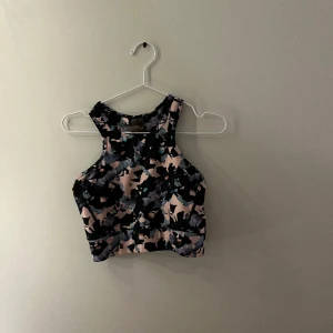 Stronger sporttop - En mönstrad supersöt sport top från stronger. Passar både att ha som top och linne. Säljer pga fel storlek 