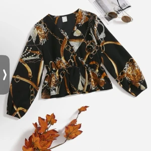 flickor kedjetryck peplum blus - En otroligt vacker blus. Använd typ 5-7 ggr. Kedjetrycken toppar den. Hade passat bra med en par flare eller bootcut jeans.