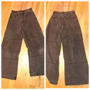 Jeans highwaist - Säljer då de är för små. Köpt i 2021 och använd måtlig. Hel och rent plagg.     Skriv för fler bilder