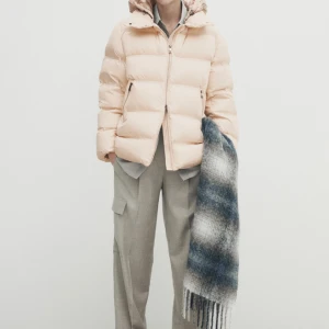 Massimo dutti jacka - Säljer denna sjukt snygga Massimo dutti jacka. Slutsåld nästan överallt. Den är sparsamt använd så den är i fint skick. Nypris 2499. 💗💗