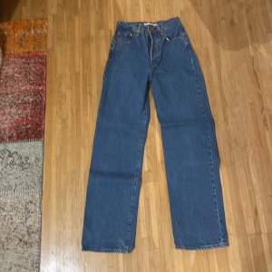 Ett par Levi’s jeans i modellen Ribcage straight ankle.  Waist: 25 Length: 31 Ordinarie pris: 1 319 kr 