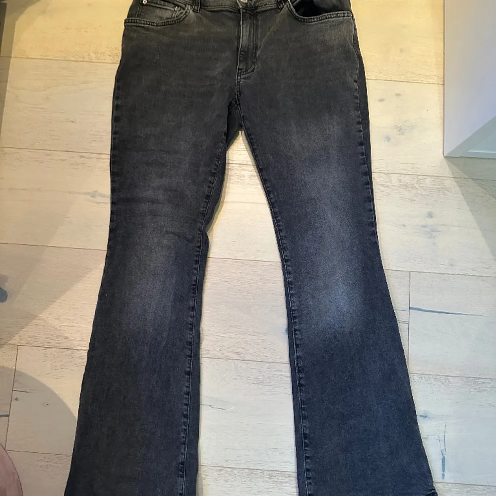 Low waist bootcut jeans från Ginatricot! Stl 44, jättefint skick då det endast är använda ca 3 gånger💗 Säljer då det är för korta för mig som är 175! Köpta för 500kr. Jeans & Byxor.