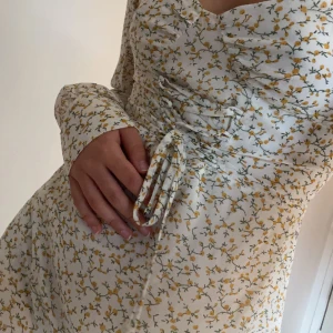 Adoore klänning - Säljer min fina klänning som tyvärr bara ligger i garderoben💛💛  Pris kan diskuteras 