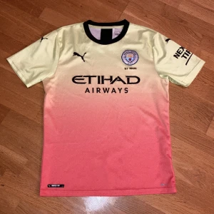 Manchester city bortatröja 125 years - Säljer en väldigt snygg Manchester city 125 years tröja. Den är använd några gånger men fortfarande bra skick (8/10). Pris kan diskuteras. Om du har frågor så är det bara att skriva!