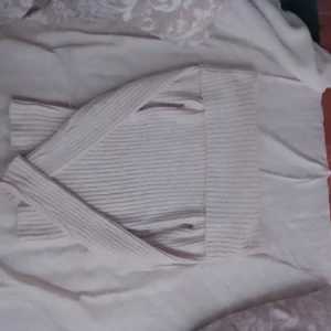 Tröja - För Salo den här jätte fina tröjan som var använd C.A 2x,tajt i midjan,varm, perfekt för höst och vinter.