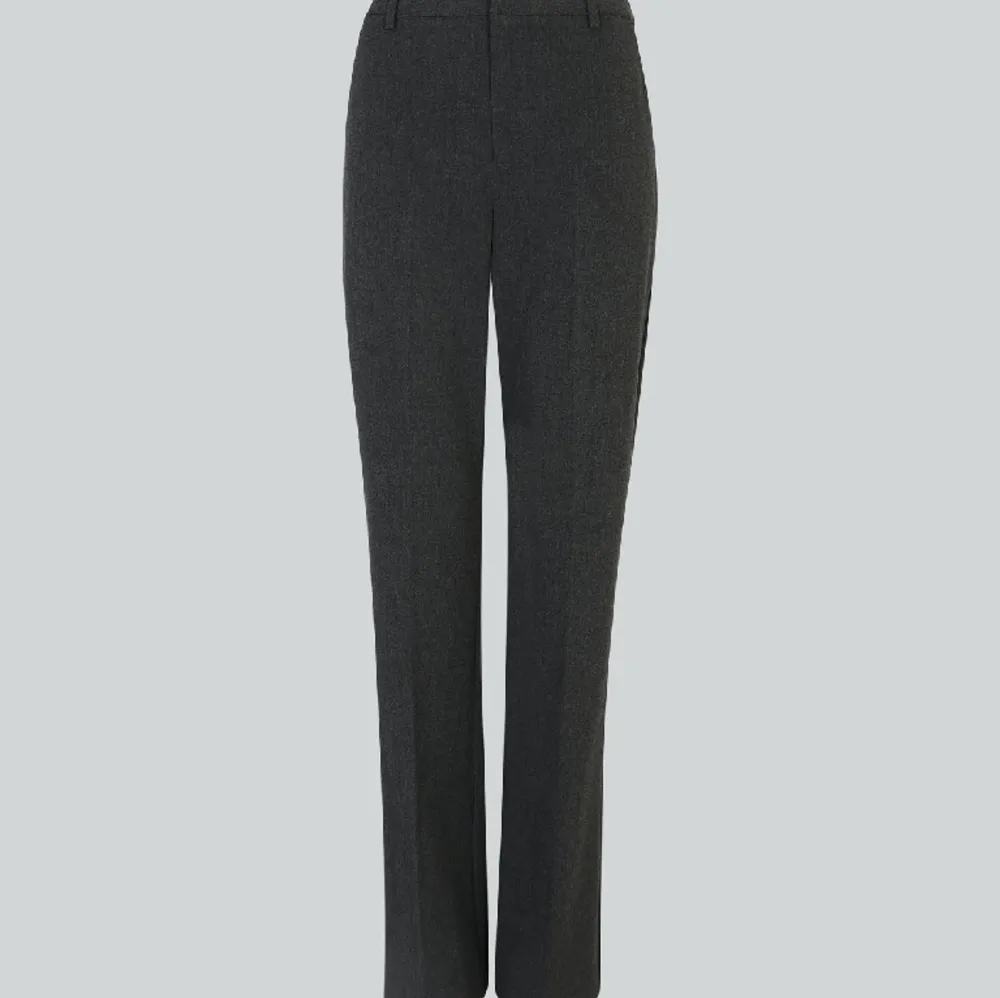 SJUKT snygga mörkgråa kostymbyxor 💘 Sååå fina men kommer tyvärr inte till användning så säljer vidare 🫶🏼. Jeans & Byxor.