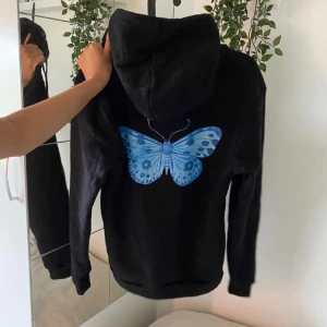 Svart hoodie  - Jättesnygg och cool svart hoodie med tryck på bröstet och ryggen🦋🦋 nypris: 599kr