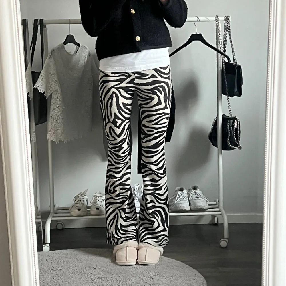 Zebra mönstrade byxor från H&M. Går inte längre att köpa. Köpta här på Plick. . Jeans & Byxor.