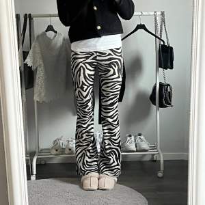 Zebra mönstrade byxor från H&M. Går inte längre att köpa. Köpta här på Plick. 