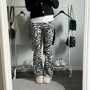 Byxor  - Zebra mönstrade byxor från H&M. Går inte längre att köpa. Köpta här på Plick. 