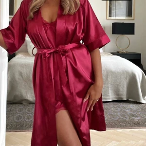 Satin morgonrock/kimono - Säljer en satin morgonrock som på första bilden men i färgen SVART. Helt oanvänd och lappen sitter kvar, pris kan diskuteras. Nypris 199kr