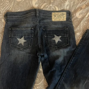 Lågmidjade diesel jeans - Lågmidjade diesel jeans köpte på secondhand för drygt 3 år sedan men bara använda ca 4 gånger då dom blivit för små.