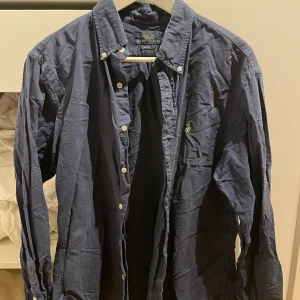 Ralp lauren skjorta marin blå slimfit  - Marinblå slimfit modellen av Ralp lauren skjorta lime grön häst storlek L