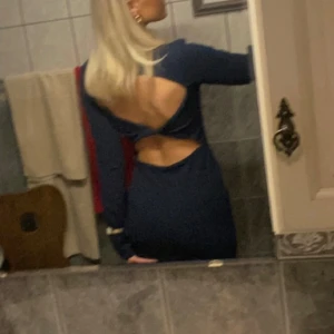 Festklänning - Såååååååå snygg mörkblå klänning från Zara, helt slutsåld och endast använd 1 gång 🎀 Höghals, slit i kjolen där bak och så snygg i ryggen. Tyget är stretchigt och sitter som en smäck! Den perfekta klänningen för ex. Nyår eller andra tillställningar🪩