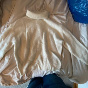Fin vit stickad tröja med turtleneck - Jättefin tröja i jättebra skick som sitter jättefint. Passar bäst som storlek S och är väldigt skön. Perfekt till julen. Från new yorker.