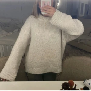 Stickad tröja  - Stickad tröja från zara💕köparen står för frakt 