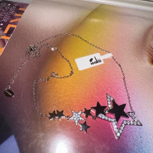 Ioaku multi star necklace  - Ioaku multi star necklace Helt ny Ioaku halsband super fin och aldrig använd. Ny pris 699kr, mitt pris är 599kr