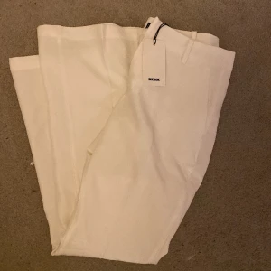 Utsvänga Lågmidjade kostymbyxor  - Säljer mina helt oanvända kostymbyxor ifrån bikbok💓inte ens testade, säljer pågrund av att jag fick dem i för liten storlek och går ej att byta 