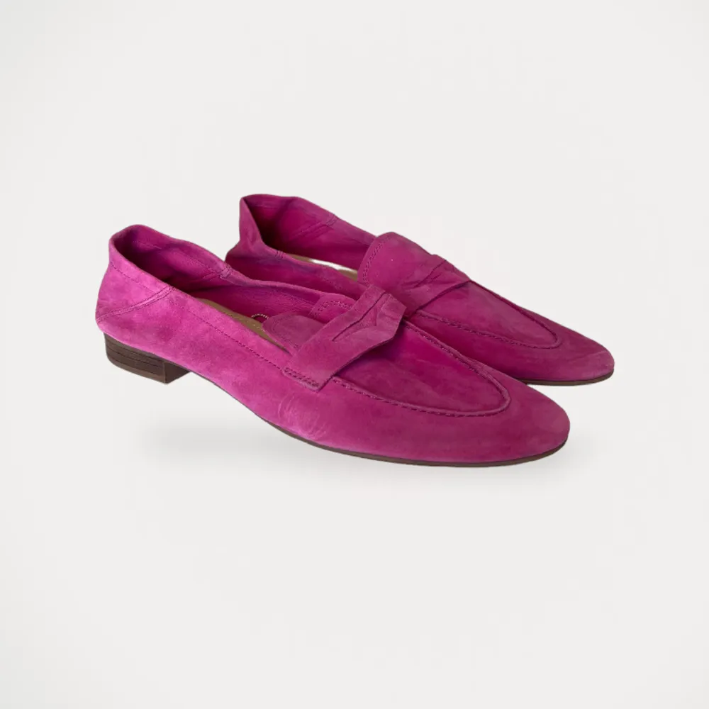 Loafers från H&M.  Storlek: 40 Material: Läder, Mocka Använd, men utan anmärkning.. Skor.