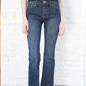 Super fina lågmidjade bootcut jeans från brandy Melville!! Är själv en 36 i vanliga fall och de passar perfekt❤️