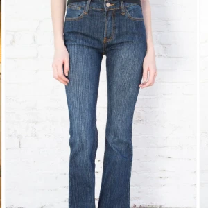 Low Bootcut jeans Brandy Melville  - Super fina lågmidjade bootcut jeans från brandy Melville!! Är själv en 36 i vanliga fall och de passar perfekt❤️
