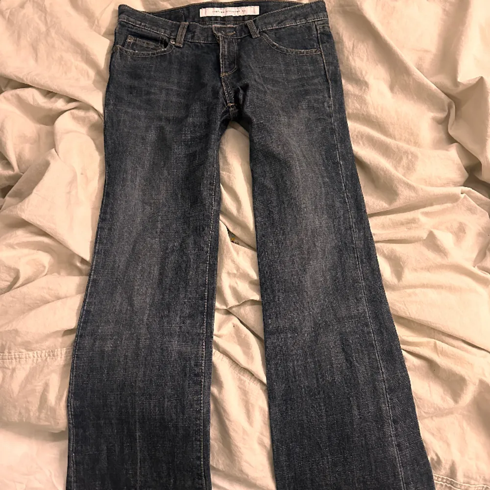 Säljer ett par jätte fina jeans, storlek 26, Skulel säga att de passar större!  Skriv till mig om mer bilder eller mått, du kan även skicka ett prisförslag innan budgivningen är över💗. Jeans & Byxor.
