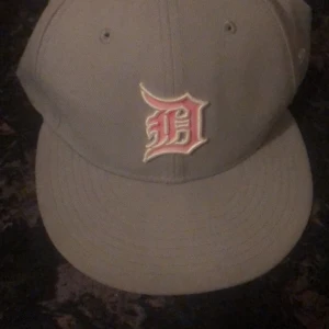 New era keps  - Använd 3 gånger, ser fantastiskt ut.