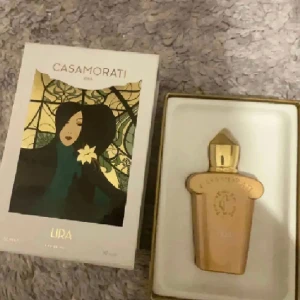 Parfym  - Parfym som köptes för ca 1100, luktar otroligt gott och unikt men jag har för många parfymer så kommer tyvärr inte till användning ❤️