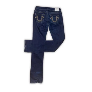 true religion jeans | dam - Jätte bra skick, Inga defekter. den lilla fläcken vid baken är bara vatten. skriv för mått osv, passar bäst längder emellan 168-172cm. Bootcut fit