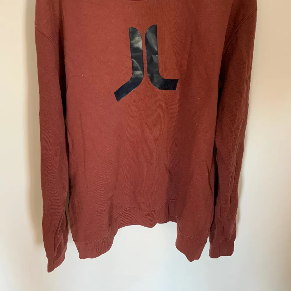 Vinröd sweatshirt i bra skick  XXL men sitter som L-XL 70% Bomull 30% Polyester  . Tröjor & Koftor.