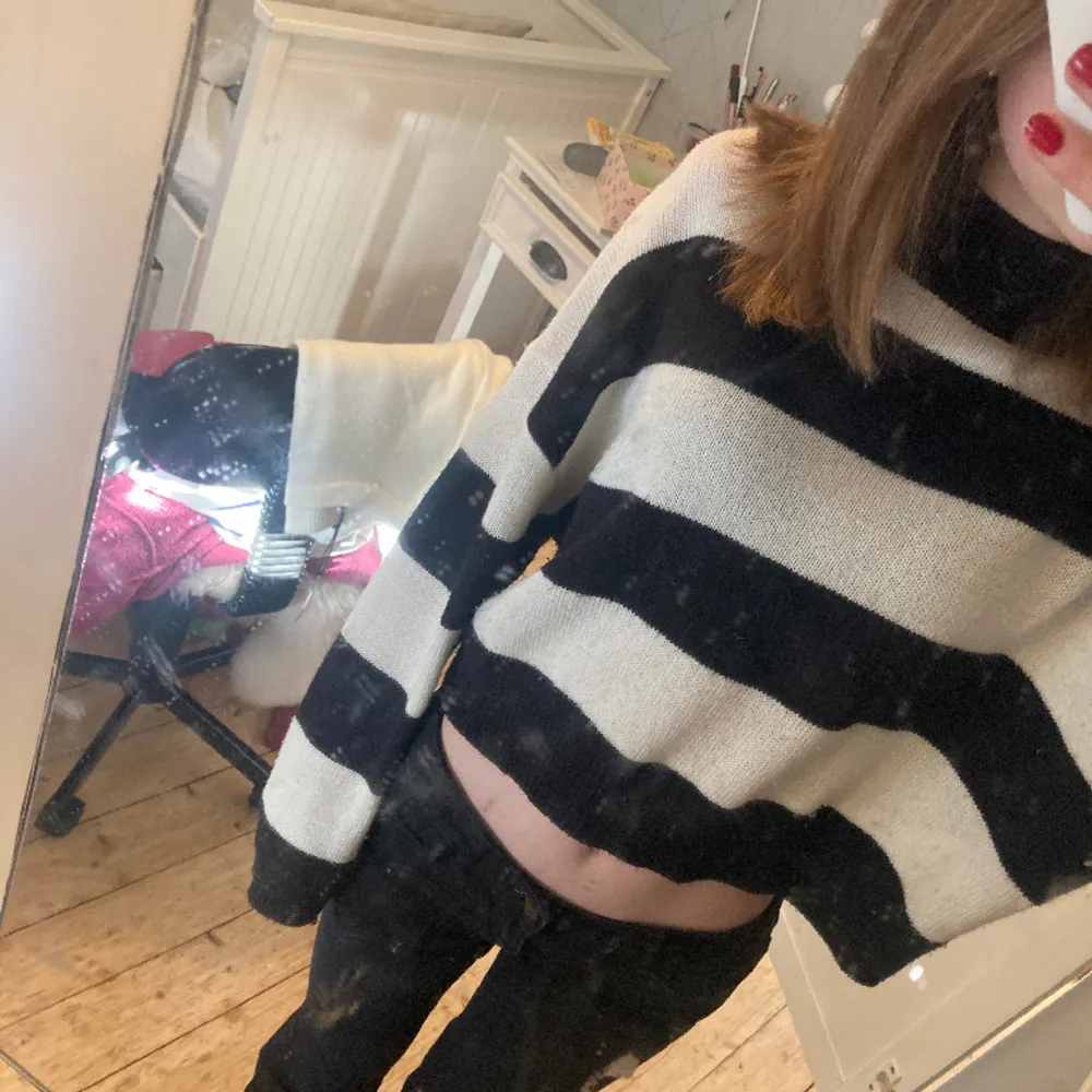 En jätte fin randig stickad tröja från H&M💕 Använd utan några speciella defekter. Vet inte storlek men jag kan gissa S-M. Skicka om ni vill ha nån mer bild💞. Neuleet.
