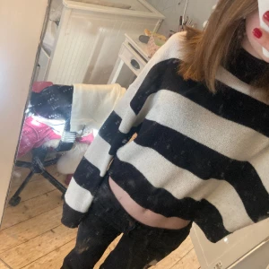 Randig stickad tröja - En jätte fin randig stickad tröja från H&M💕 Använd utan några speciella defekter. Vet inte storlek men jag kan gissa S-M. Skicka om ni vill ha nån mer bild💞