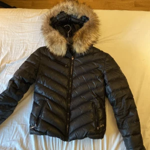 Jacka - Jättefin jacka från märket Hollies i storlek 36💋 Använd Max 5 gånger! Och i jättebra skick, köpte för 1600 men säljer för 1000! Pris går att diskutera☺️