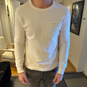 Dondup tröja  - En sjukt fräsch tröja från dondup Skick 8.5/10 ( liten fläck ) som inte syns vid användning. Nypris runt 3200kr 