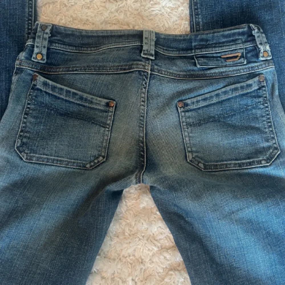 Säljer dessa as snygga Lågmidjade diesel jeans då de är för stora på mig, köpta här på Plick och aldrig använda av mig,. Jeans & Byxor.