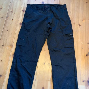 Byxor  - Byxor i mycket bra skick  Storlek 52/L-XL 65% Polyester 35% Bomull